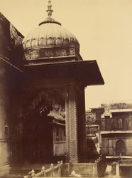 Unidentifiziertes Gebäude mit Balkon, Delhi