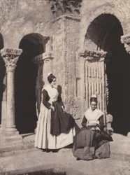 Frauen aus Arles im Kreuzgang von Saint-Trophime