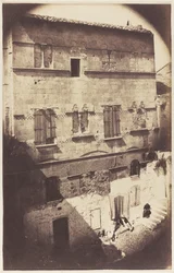 Fassade eines romanischen Hauses in Saint-Gilles du Gard