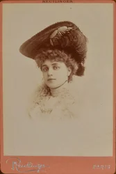 Elegante Frau mit Hut - Charles Reutlinger