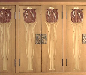 Detail der geschnitzten Einlegearbeit an einem Schrank, hergestellt von der Guild of Handicraft, ca. 1898-99