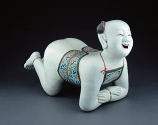 Ein chinesisches Porzellankissen in Form eines halb nackten Jungen