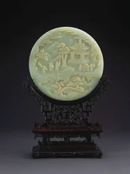 Ein weißer Jade-Rundtischschirm, der Gelehrte zeigt, die sich einem Pavillon nähern