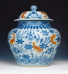 Eine emaillierte blau-weiße "Fisch"-Dose und Deckel, 1522-1566