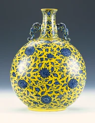 Ein Unterglasur-blauer und gelb emaillierter Mondflakon mit Pfingstrosen- und Lotusmuster, ca. 1723-1735