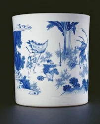 Blau-weißer Pinselhalter mit einer Dame und Jungen, die auf Steckenpferden spielen, Chongzheng, 1630-44 (Porzellan)