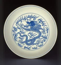 Blau-weiße Porzellanschale mit einem Drachen bemalt, Qianlong-Marke und -Periode, 1736-1795