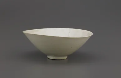 Schale mit gekerbtem Rand, Südostchina, Nördliche oder Südliche Song-Dynastie