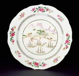 Essteller in Famille Rose bemalt, Tafelberg und vier Schiffe mit niederländischer Flagge vor dem Kap der Guten Hoffnung darstellend, Qianlong-Periode (1736-95) um 1770