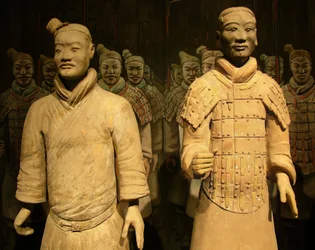 Terrakotta-Armee des Kaisers Qin Shihuang (-260 bis -210 v. Chr.), Shaanxi-Geschichtsmuseum, Xian. Fotografie, Leonard de Selva, 2006