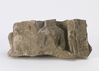 Fragment, zeigt den Torso eines sitzenden Buddha, einen stehenden Bodhisattva und zwei Kartuschen auf der Vorderseite, ca. 500
