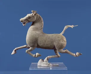 Galoppierendes Pferd mit einem auf einer Schwalbe ruhenden Huf, aus dem Grab bei Wu-wei, Kansu, Östliche Han-Dynastie