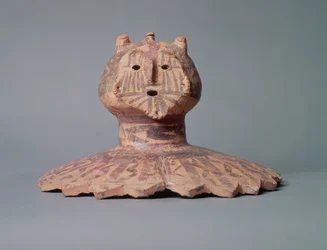 Deckel eines Yangshao-Topfes, möglicherweise das Gesicht eines Schamanen darstellend, Yangshao-Periode, ca. 2500 v. Chr.
