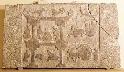 Platte, dekoriert mit Wagen und mythischen Vögeln, Han-Dynastie (206 v. Chr.-220 n. Chr.)