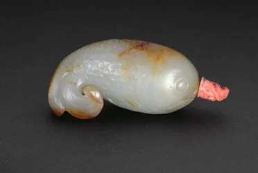 Schnupftabakfläschchen in Form eines Fisches mit eingerolltem Kleeblattschwanz (Seladon und Koralle)