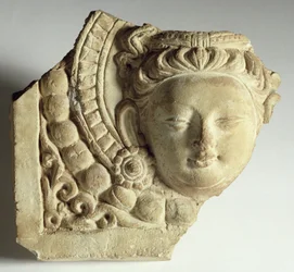 Fliese mit Bodhisattva-Kopf, Mingoi, 6.-7. Jahrhundert
