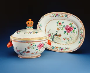 Terrine, Deckel und Stand mit dem Doppel-Pfauen-Muster bemalt, Qianlong-Periode (1736-95)