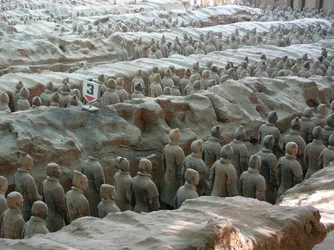 Xian-Museum, Grube mit Kriegern und Terrakotta-Pferden aus dem Grab des Kaisers Shi Huangdi