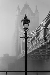 Nebliger Tower Bridge