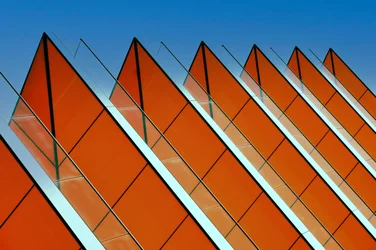 Orange geometrische Fassade