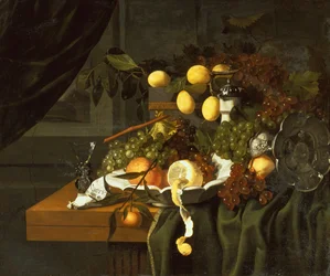 Eine geschälte Zitrone, Orangen und Trauben in einer Schale