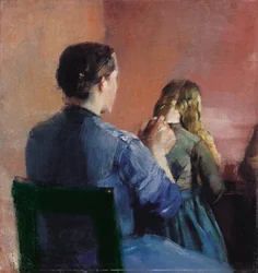 Eine Mutter flicht ihrer kleinen Tochter die Haare
