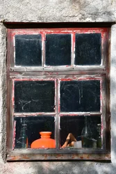 Rustikales rotes Fenster