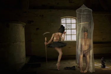 Dunkle Ballerina und Schach