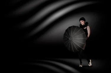 Elegante Frau mit Regenschirm