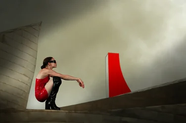 Moderne Frau Rotes Kleid