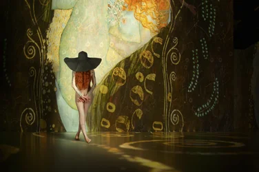 Geheimnisvolle Frau in goldenem Kunstwerk
