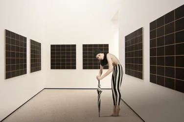 Gestreifte Figur in Galerie