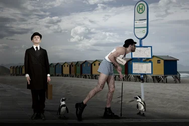 Surrealer Strandbus Pinguine