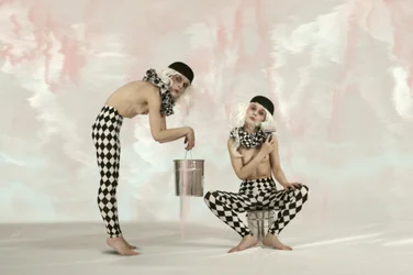 Surreale Harlekinfiguren