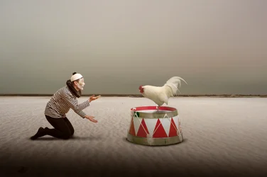 Surrealer Mime und Hahn