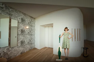 Frau im modernen Interieur