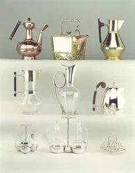 Oben, L-R: Orientalische Kaffeekanne, Benham & Froud, ca. 1888; Japanische genietete quadratische Teekanne, Benham & Froud, ca. 1888; Claret-Krug, Richard Perry, Son & Co., ca. 1880