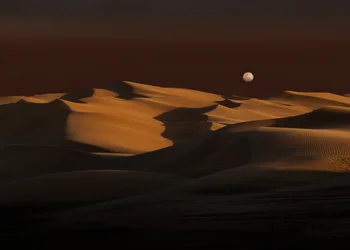Mond über goldenen Dünen