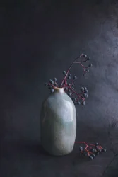 Dunkle Beeren in einer Vase