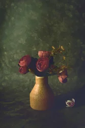 Dunkles Blumenstillleben