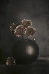 Dunkle Blumen mit Frosch