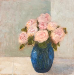 Rosa Rosen in blauer Vase