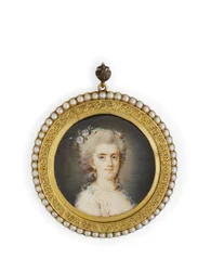 Comtesse Diane de Polignac in weißem Dekolleté-Kleid, Blumen und pfefferminzgrünes Band im hochgesteckten, gepuderten Haar, mit Perlenkette und Ohrringen