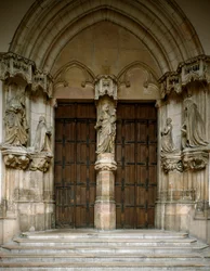 Ansicht des Portals der Kartause von Champmol. Es ist mit fünf Skulpturen von Sluter Claus (circa 1350 um 1405) dekoriert: die Jungfrau, der Herzog und die Herzogin von Burgund, Johannes der Täufer und die Heilige Margarete. 1386-1401 Dijon (Goldene Küste)
