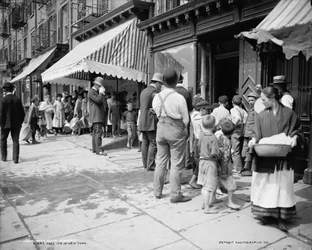 Verteilung von kostenlosem Eis in der Mulberry Street, New York, ca. 1900