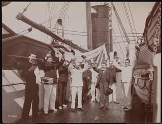 Offiziere und Besatzung stoßen mit Champagner und Zigarren auf dem Deck der S.S. "Umbria" an, ca. 1897 (s/w Foto)