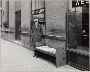 Der blinde Zeitungsverkäufer, Frederick Rode, und die südöstliche Ecke von Broadway & 41st St.