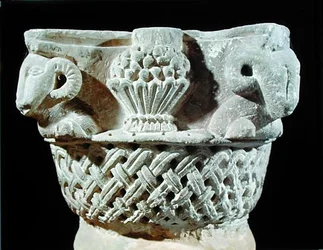 Kapitel in Form eines Korbes mit Widderköpfen und Trauben, aus dem Kloster des Heiligen Jeremias, Sakkara