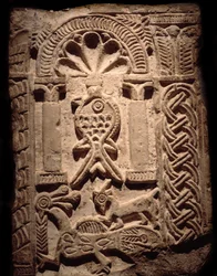 Koptische Zivilisation: Wandfragment von Hochreliefs mit Fisch (christliches Symbol). 6. oder 7. Jahrhundert n. Chr. Luxor, Ägyptisches Kunstmuseum