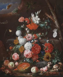 Stillleben mit Blumen und Früchten auf einem Steinpodest im Garten